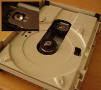 foto van een opengemaakte CD-speler